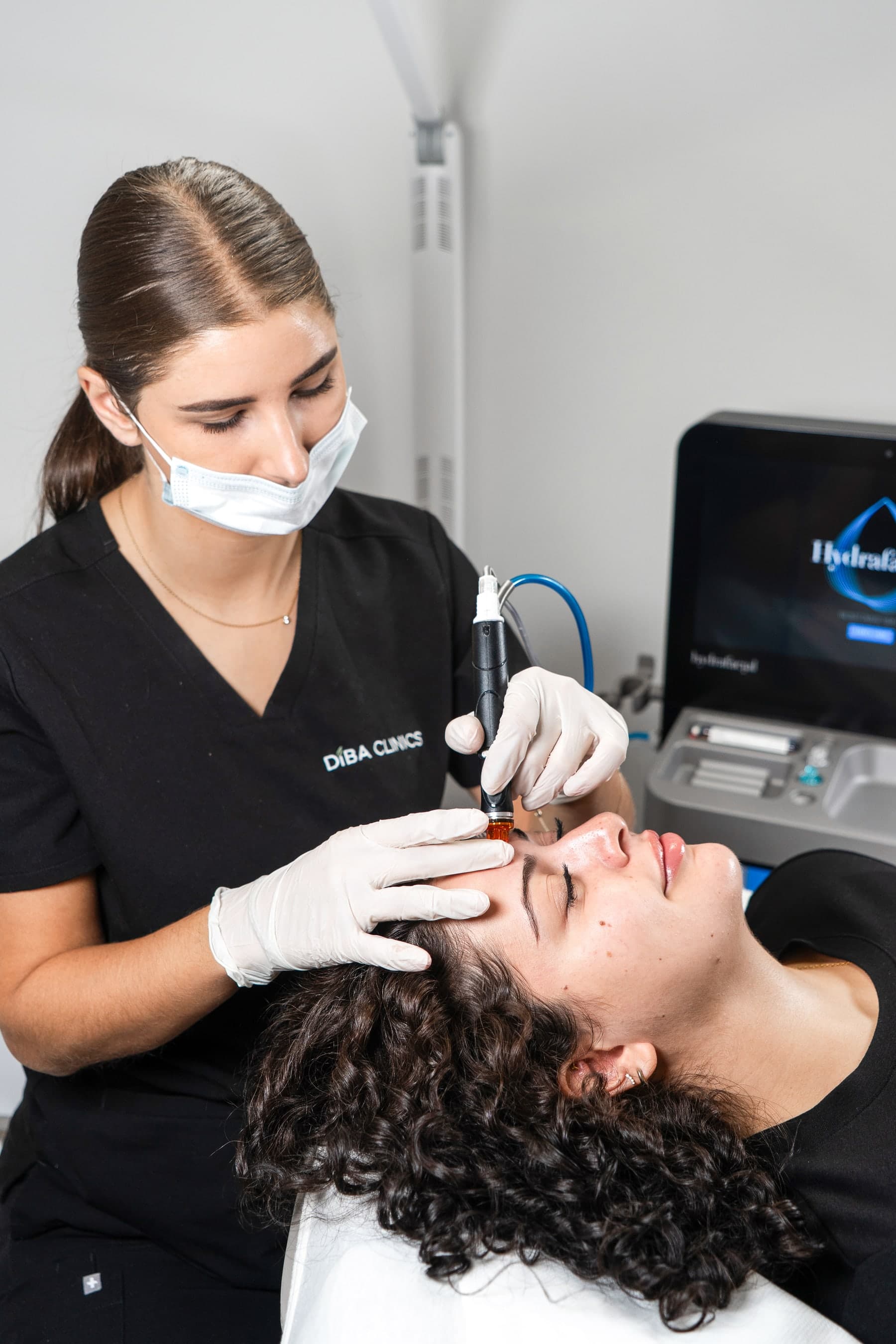 HydraFacial-behandeling in uitvoering bij Diba Clinics
