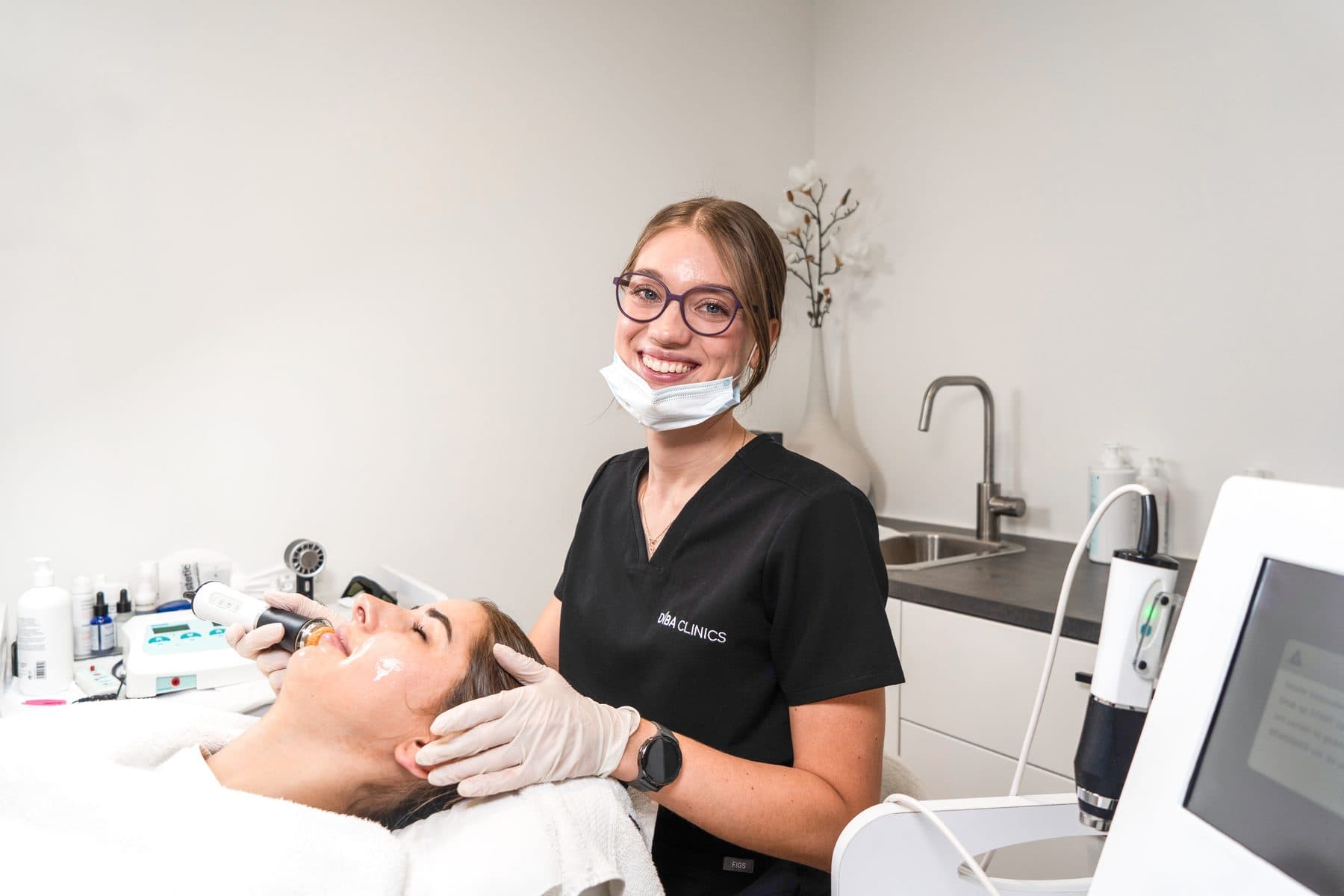 Behandelaar en client in een behandelkamer van Diba Clinics