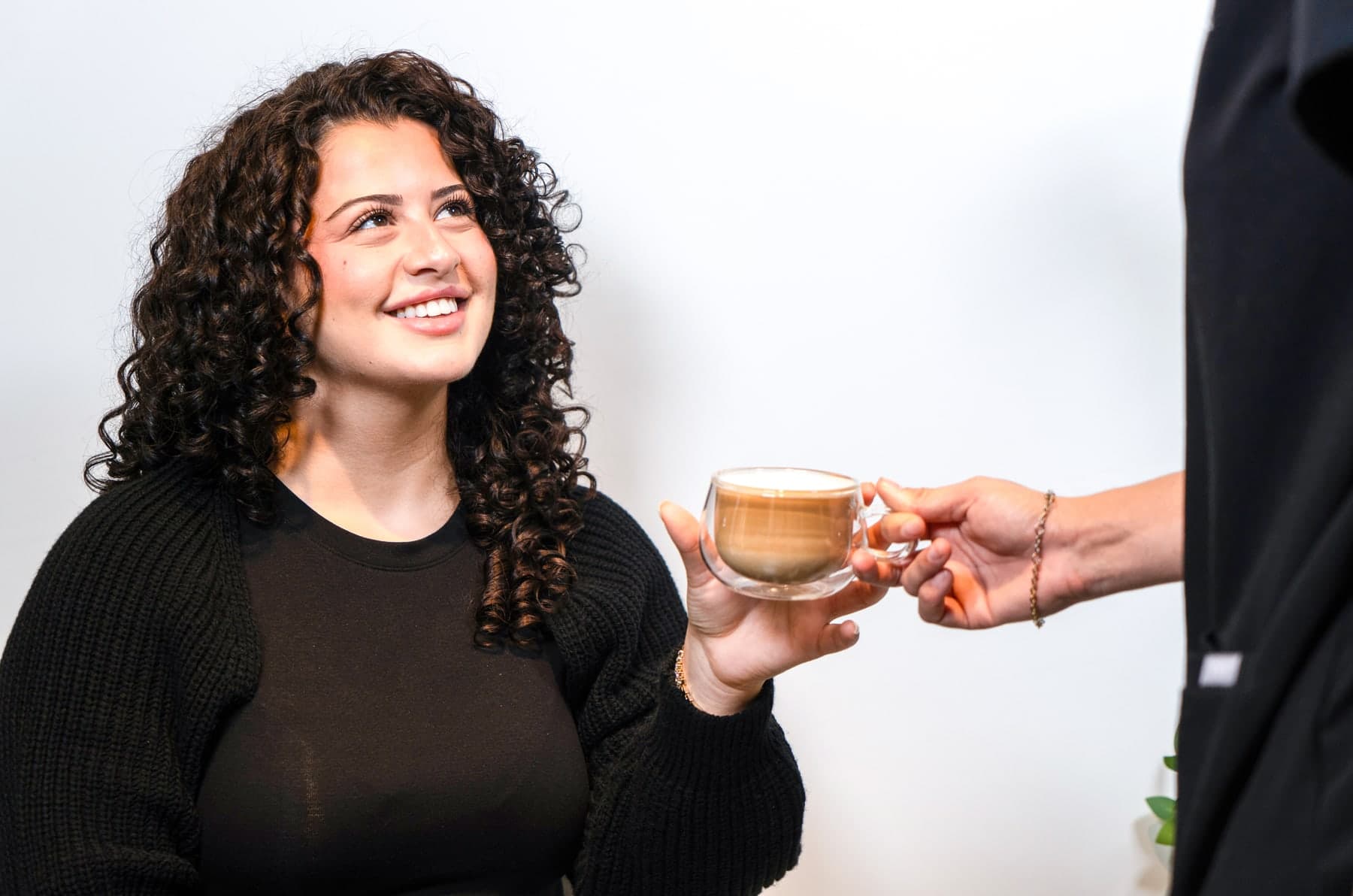 Een cliënt krijgt koffie aangereikt bij Diba Clinics